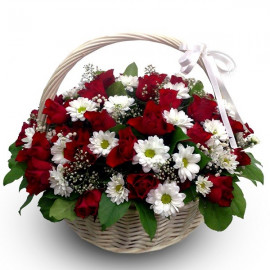 K031 FLOWERS BASKET WITH CHRYSANTHEMUMS AND ROSES