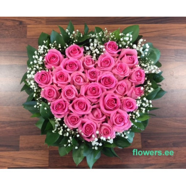 FLOWER ARRANGEMENT HEART WITH PINK ROSES