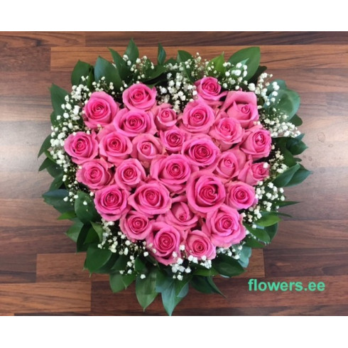 FLOWER ARRANGEMENT HEART WITH PINK ROSES