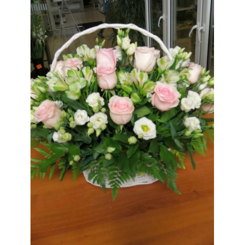 K38 FLOWER ARRANGEMENT WITH ROSES