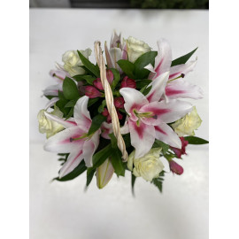 K013 FLOWER ARRANGEMENT WITH LILIES, ALSTROMERIA AND ROSES