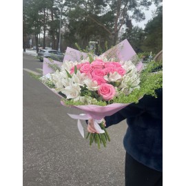 A092  BOUQUET WITH ROSES AND ALSTROMERIA